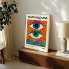 Mockup av Yayoi Kusama On The Ocean affisch på vägg – köp enkelt hos Bozetto i hög kvalitet