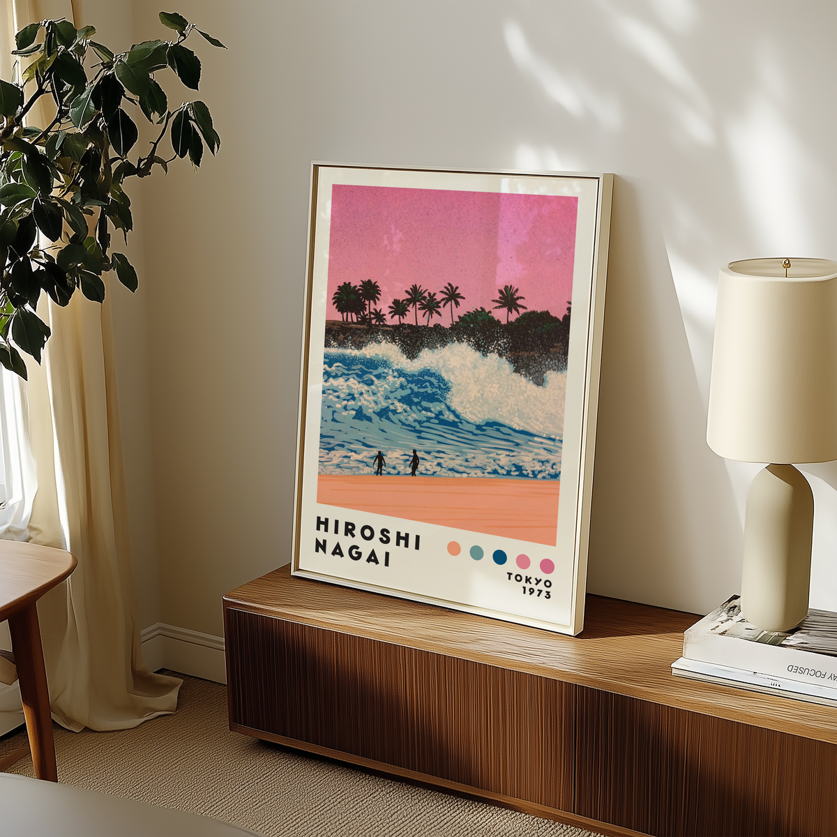 Hiroshi Nagai Sunset Surf poster visualiserad på vägg – från Bozetto i hög kvalitet