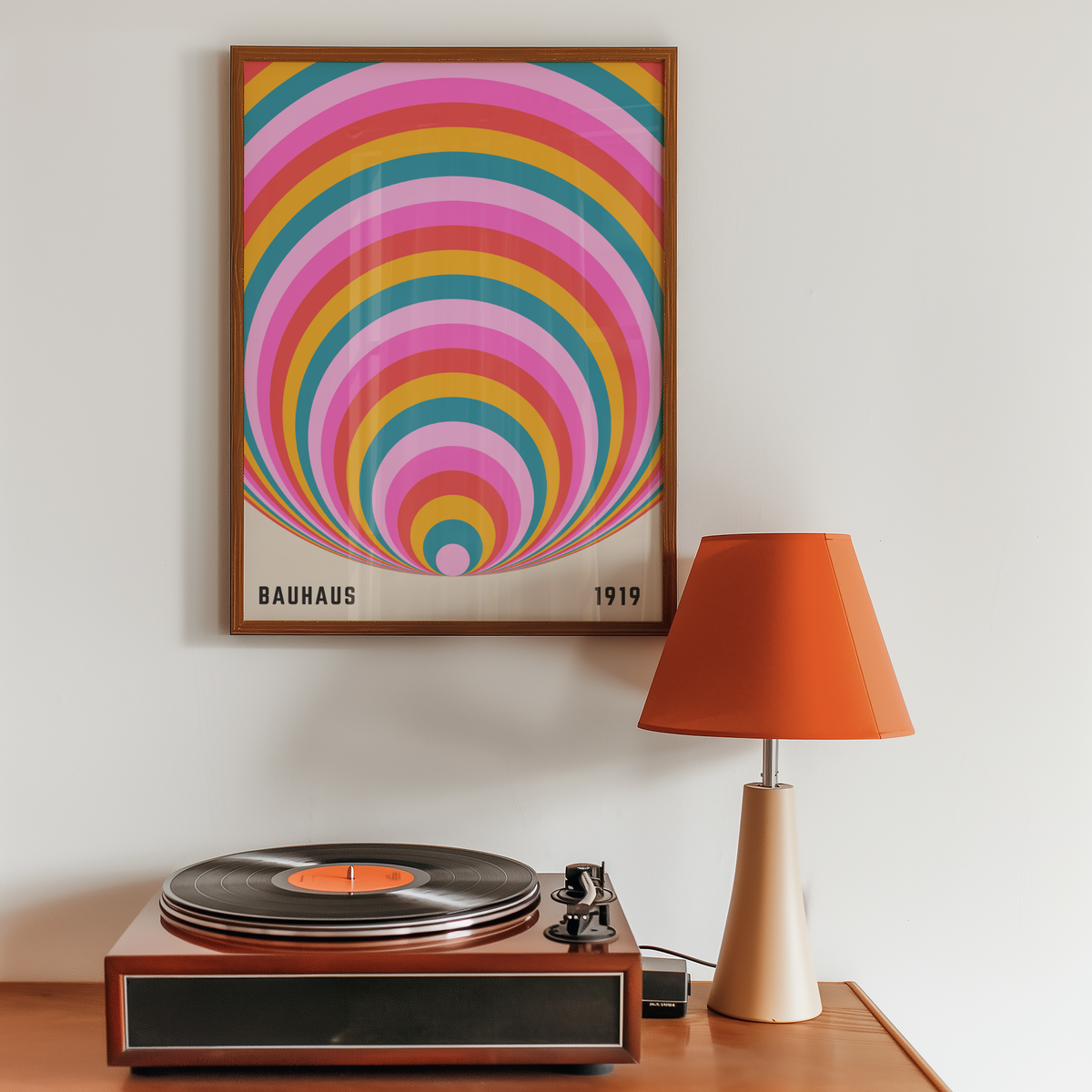 Mockup av Bauhaus Color Arch affisch på vägg – köp enkelt hos Bozetto i hög kvalitet