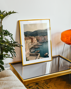 Mockup av Mediterranean Port Elegance affisch på vägg – köp enkelt hos Bozetto i hög kvalitet