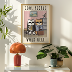 Mockup av Office Cool Cats affisch på vägg – köp enkelt hos Bozetto i hög kvalitet