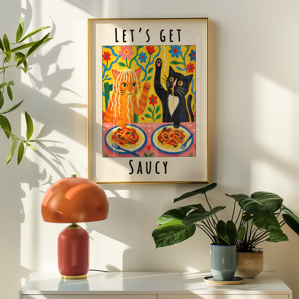Mockup av Lets Get Saucy Cat Dinner affisch på vägg – köp enkelt hos Bozetto i hög kvalitet