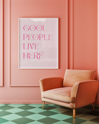 Mockup av Cool People Live Here affisch på vägg – köp enkelt hos Bozetto i hög kvalitet