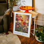 Mockup av Gustav Klimt Floral Reverie affisch på vägg – köp enkelt hos Bozetto i hög kvalitet