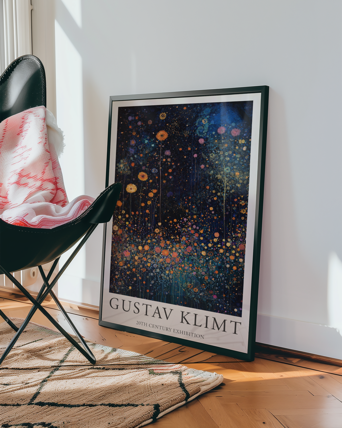 Mockup av Gustav Klimt Nocturnal affisch på vägg – köp enkelt hos Bozetto i hög kvalitet
