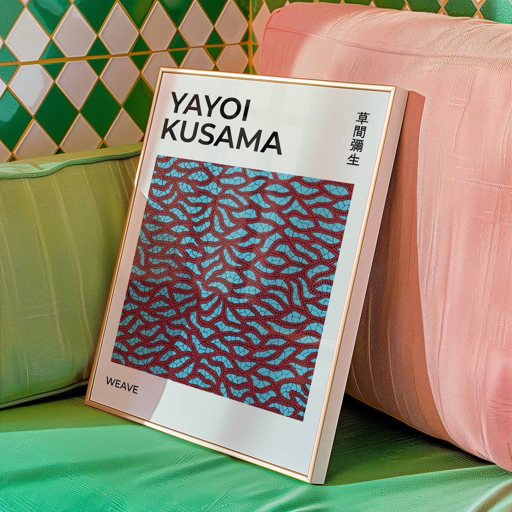 Mockup av Yayoi Kusama Red Weave affisch på vägg – köp enkelt hos Bozetto i hög kvalitet