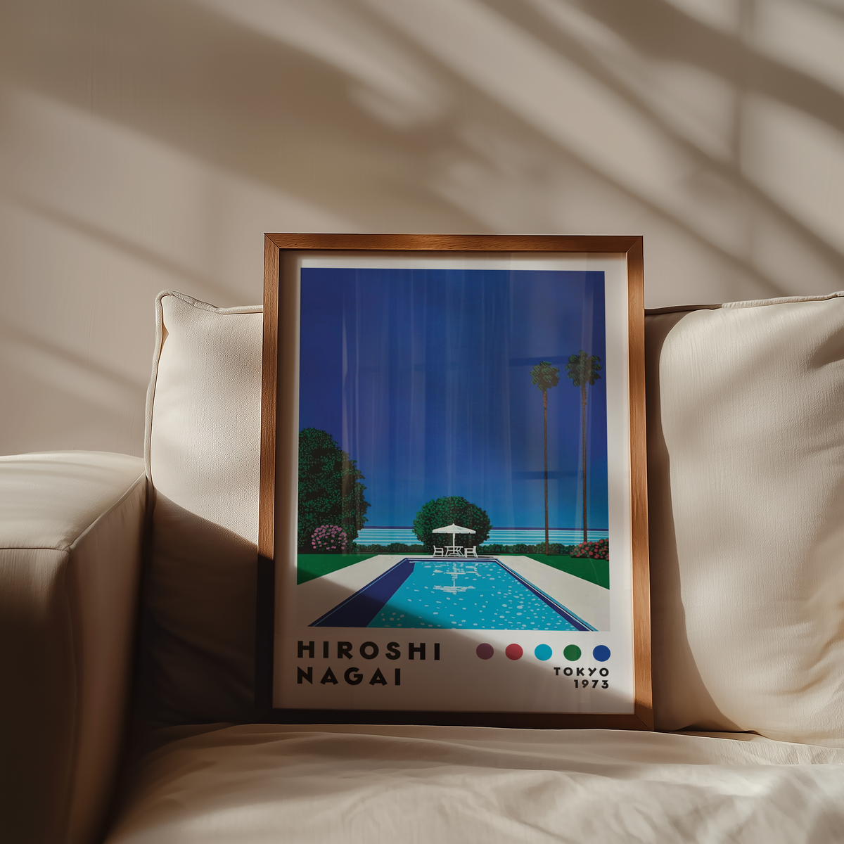 Hiroshi Nagai Poolside poster visualiserad på vägg – från Bozetto i hög kvalitet