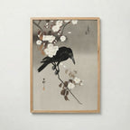 Crow and Cherry Blossom i ekram med ljust trä – köp enkelt hos Bozetto affisch i hög kvalitet