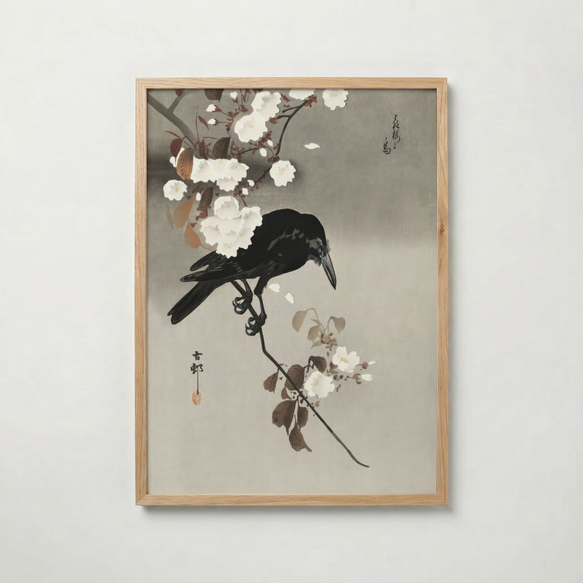 Crow and Cherry Blossom i ekram med ljust trä – köp enkelt hos Bozetto affisch i hög kvalitet