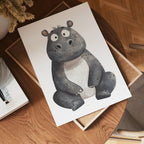 Happy Hippo – affisch med snyggt motiv, köp enkelt hos Bozetto i flera storlekar