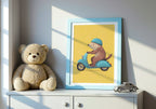 Scooter Bear – affisch med snyggt motiv, köp enkelt hos Bozetto i flera storlekar