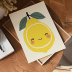 Smiling Lemon konsttryck på vit bakgrund – elegant Bozetto affisch för hemmet i hög tryckkvalitet