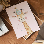 Party Giraffe – affisch med snyggt motiv, köp enkelt hos Bozetto i flera storlekar