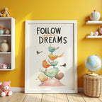 Mockup av Follow Your Dreams affisch på vägg – köp enkelt hos Bozetto i hög kvalitet