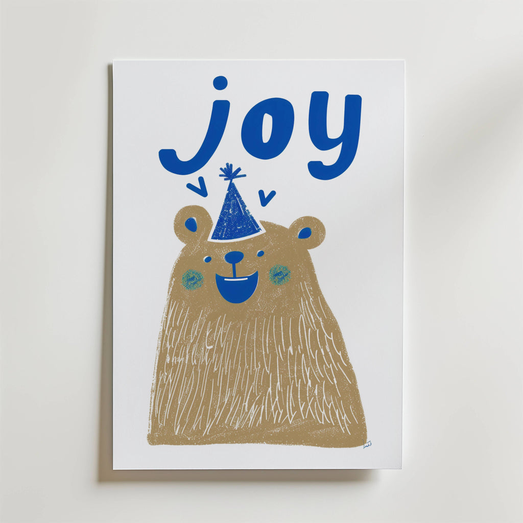 Joy Bear – stilfullt konsttryck från Bozetto, tryckt på matt finpapper i hög tryckkvalitet