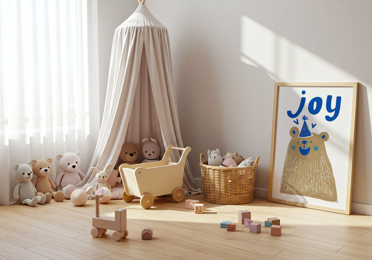 Joy Bear poster visad rakt fram – Bozetto affisch i hög tryckkvalitet i hög tryckkvalitet