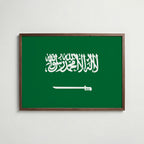 Saudi Arabia National Flag Poster i valnötsram – varm konstaffisch för hemmet från Bozetto
