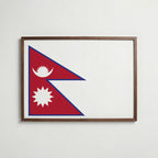 Nepal National Flag Poster i valnötsram – varm konstaffisch för hemmet från Bozetto