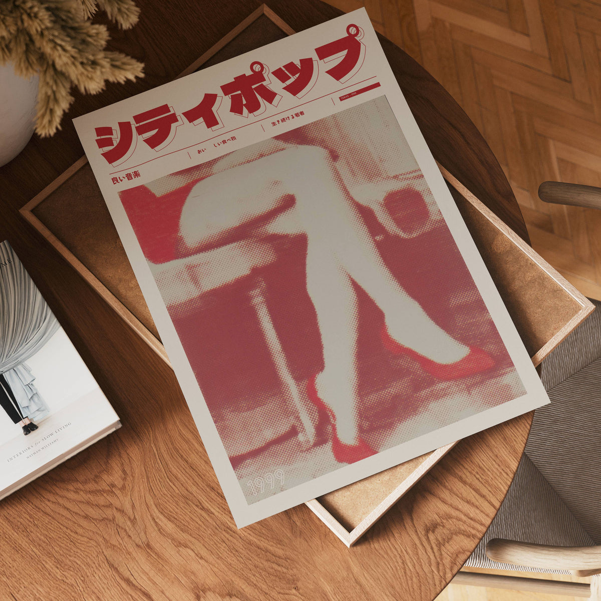 Affischmockup: Velvet Seat poster på vit slät vägg – Bozetto konsttryck i hög tryckkvalitet