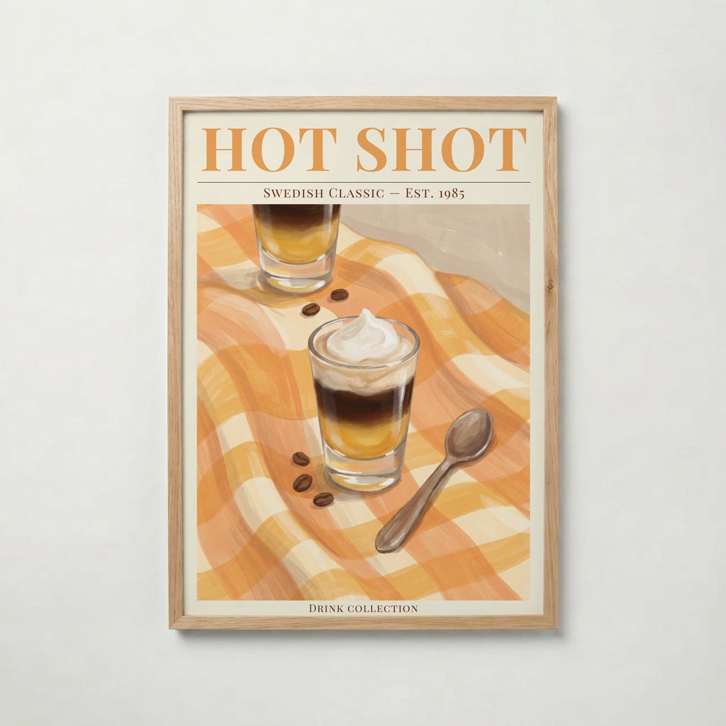 HOT SHOT poster inramad i ljus ekram med naturligt träutseende – från Bozetto i hög tryckkvalitet