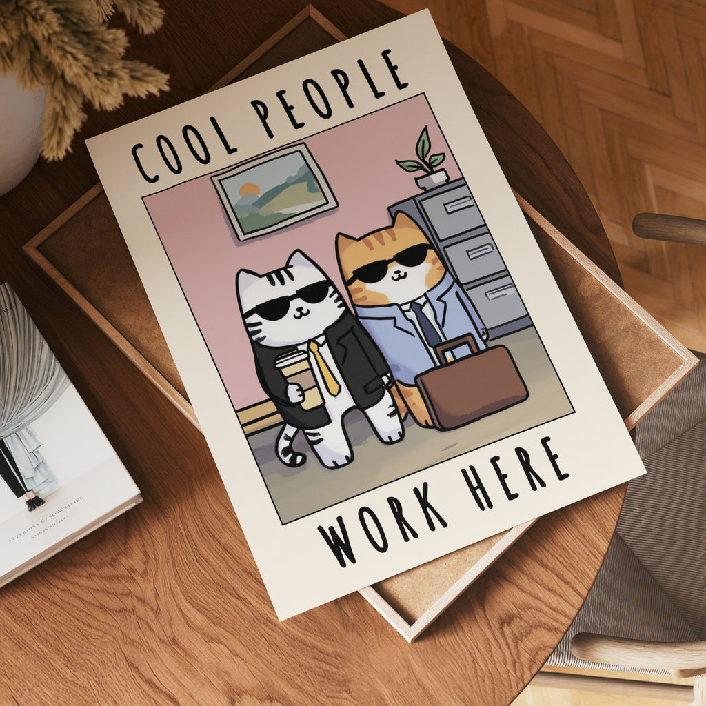 Office Cool Cats affisch på vit bakgrund – köp enkelt hos Bozetto i hög kvalitet