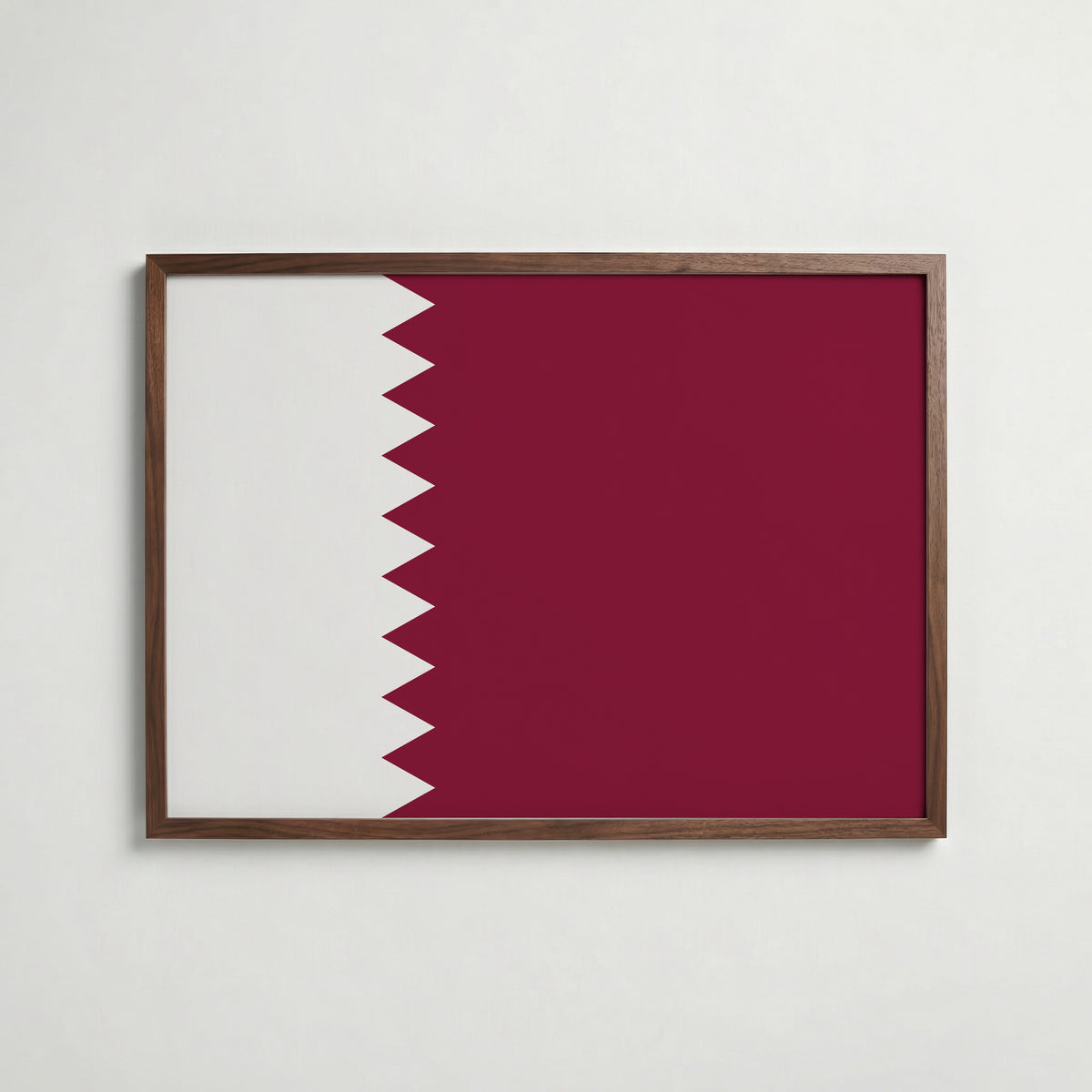 Qatar National Flag Poster i valnötsram – varm konstaffisch för hemmet från Bozetto