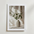 Eucalyptus Vase – stilfullt konsttryck från Bozetto, tryckt på matt finpapper i hög tryckkvalitet