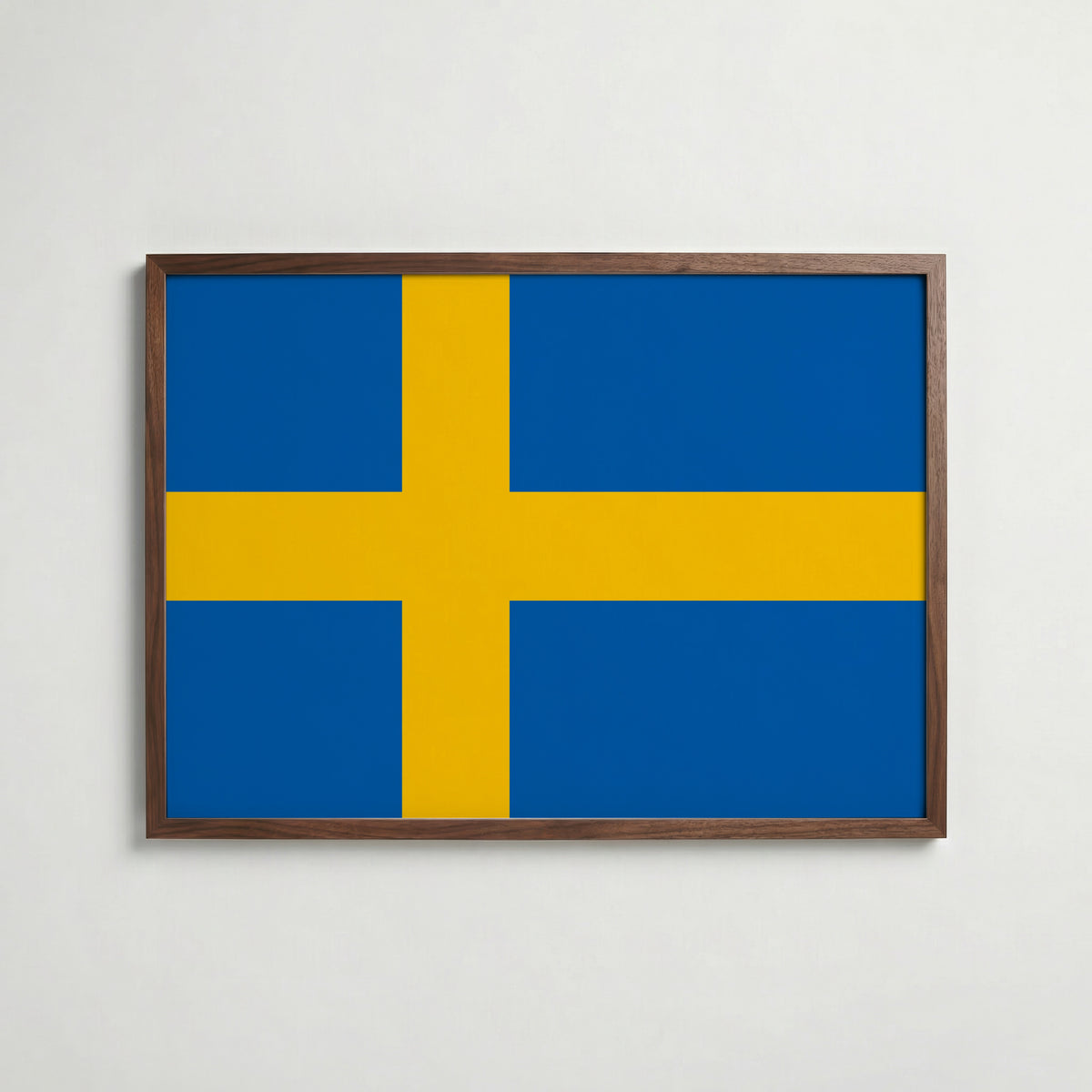 Sweden National Flag Poster i valnötsram – varm konstaffisch för hemmet från Bozetto