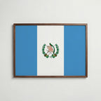 Guatemala National Flag Poster i valnötsram – varm konstaffisch för hemmet från Bozetto