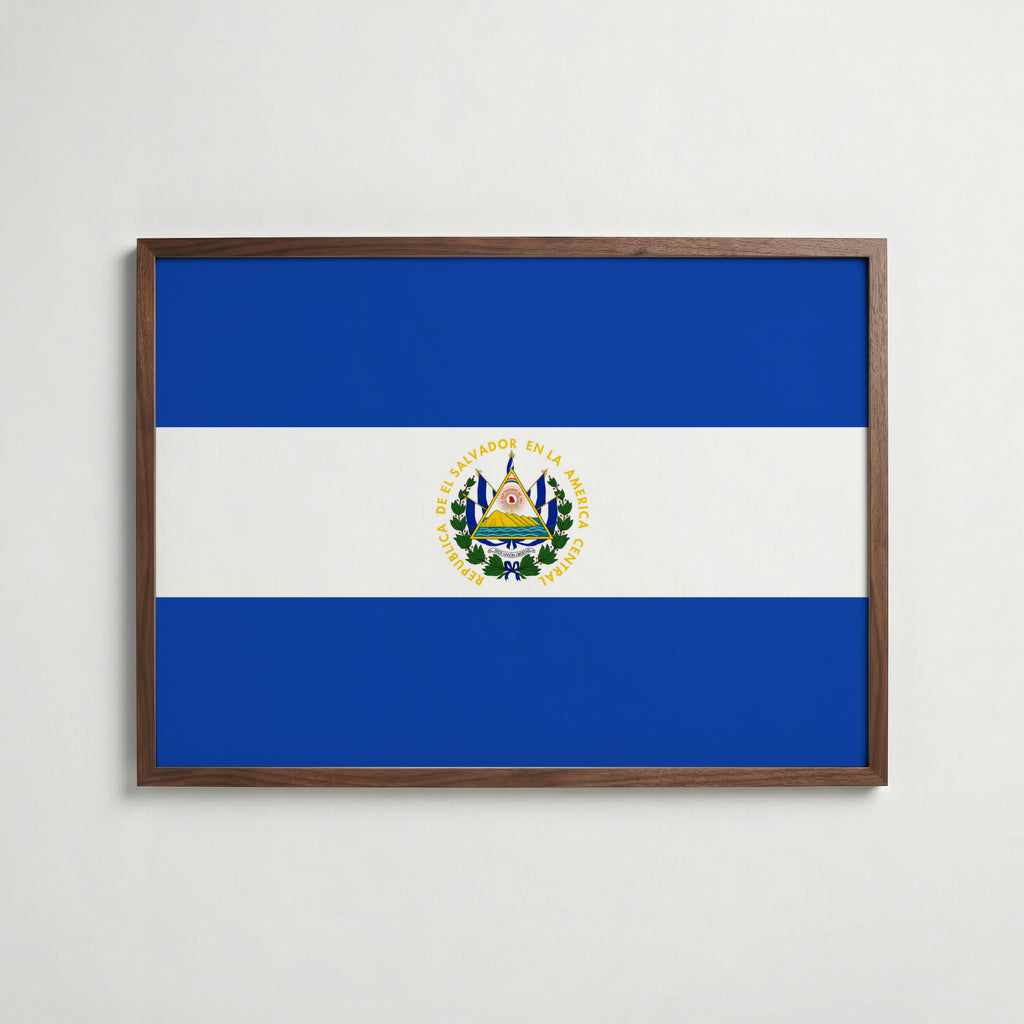 El Salvador National Flag Poster i valnötsram – varm konstaffisch för hemmet från Bozetto