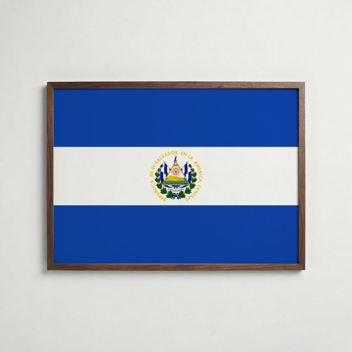 El Salvador National Flag Poster i valnötsram – varm konstaffisch för hemmet från Bozetto