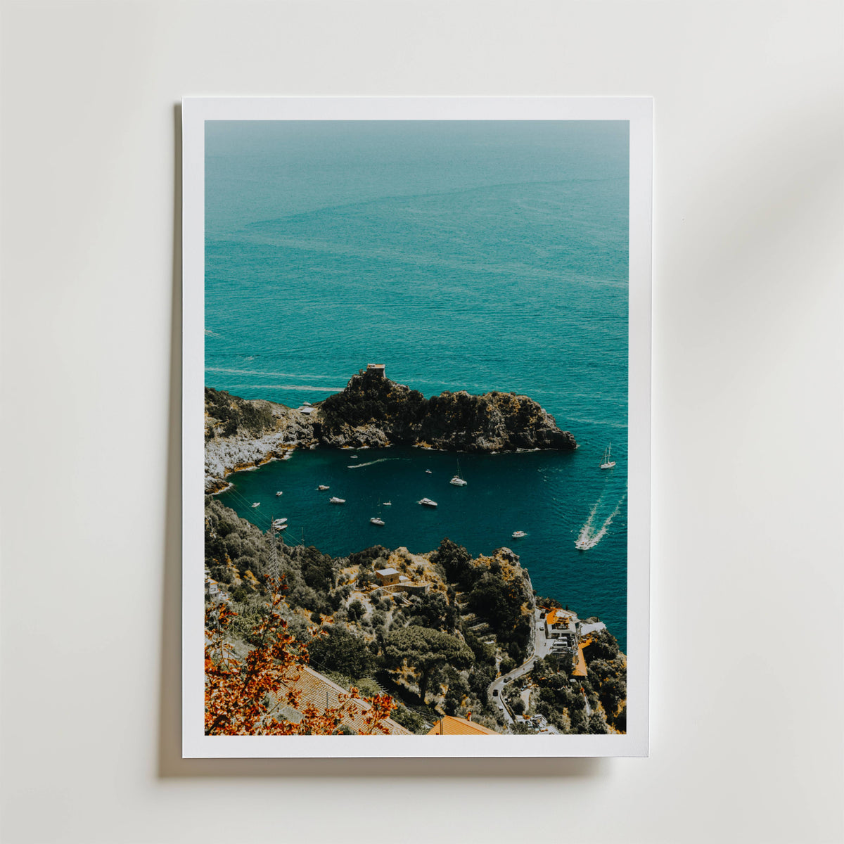Amalfi Coast Bay – stilfullt konsttryck från Bozetto, tryckt på matt finpapper i hög tryckkvalitet