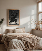 Shadow Samurai affisch i ljust minimalistiskt vardagsrum – köp enkelt hos Bozetto