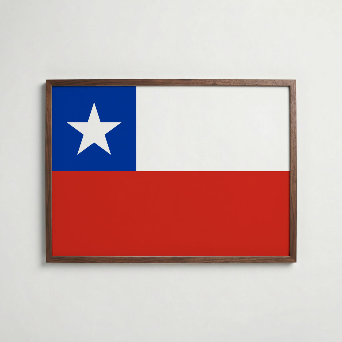 Chile National Flag Poster i valnötsram – varm konstaffisch för hemmet från Bozetto