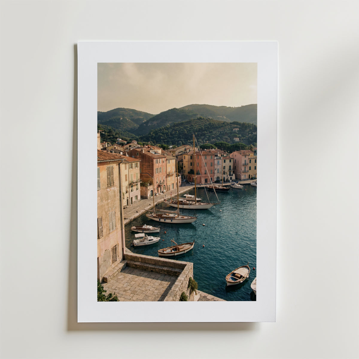 Mediterranean Port Elegance – stilfullt konsttryck från Bozetto, tryckt på matt finpapper