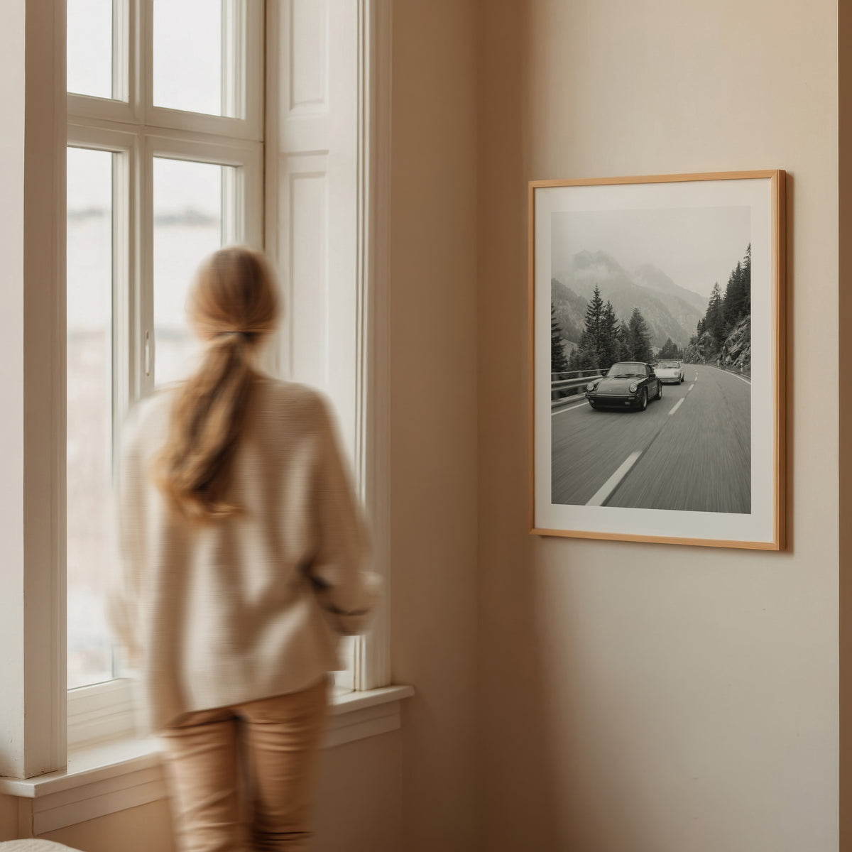 Mockup av Alpine Drive Society affisch på vägg – köp enkelt hos Bozetto i hög kvalitet