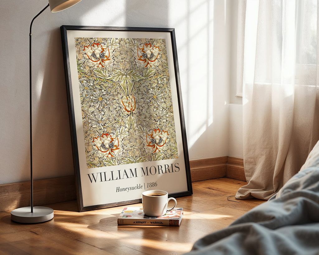 Mockup av William Morris Honeysuckle affisch på vägg – köp enkelt hos Bozetto i hög kvalitet