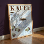 Kaffe affisch i ljust minimalistiskt vardagsrum – köp enkelt hos Bozetto i hög kvalitet