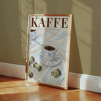 Kaffe affisch ovanför säng i minimalistiskt och stilrent sovrum – Bozetto i hög tryckkvalitet