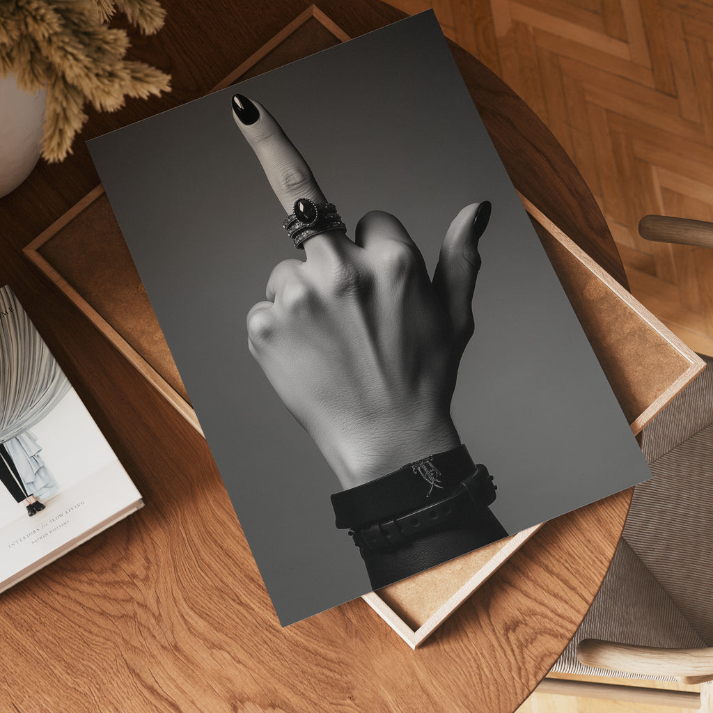 Middle Finger poster visad rakt fram – Bozetto affisch i hög tryckkvalitet i hög tryckkvalitet