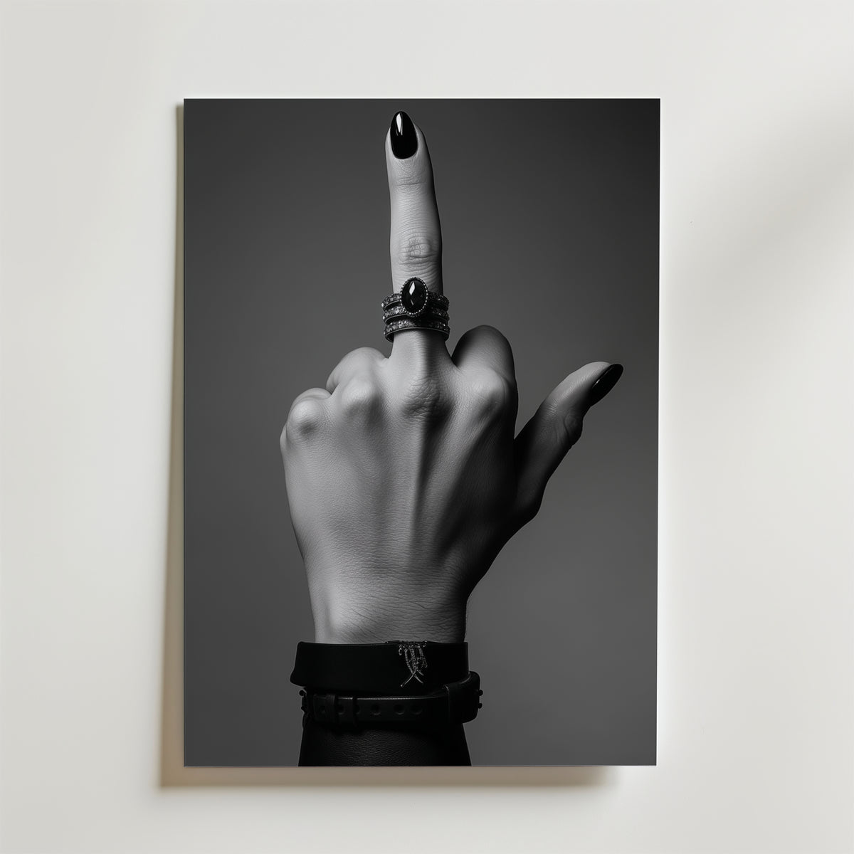 Middle Finger – stilfullt konsttryck från Bozetto, tryckt på matt finpapper i hög tryckkvalitet