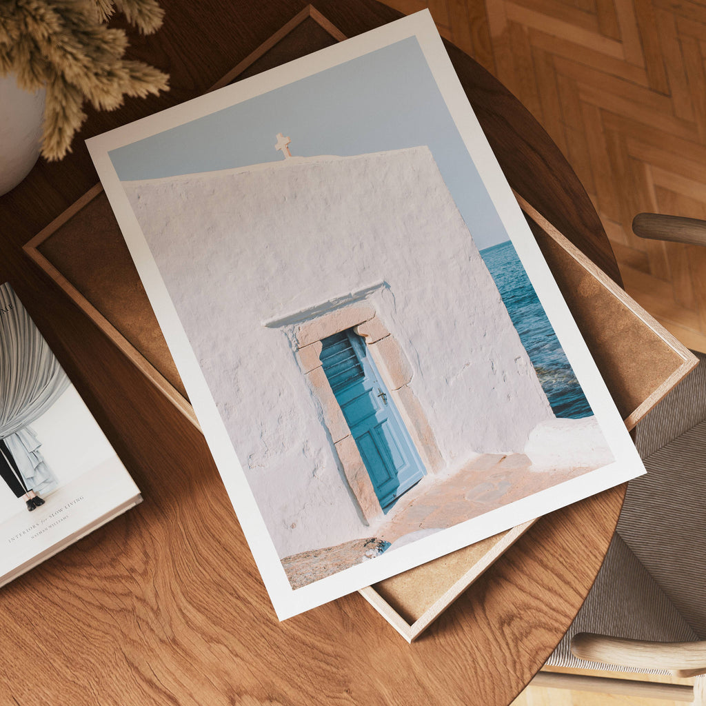 Coastal Chapel Serenity – affisch med stilfullt motiv från Bozetto i hög kvalitet