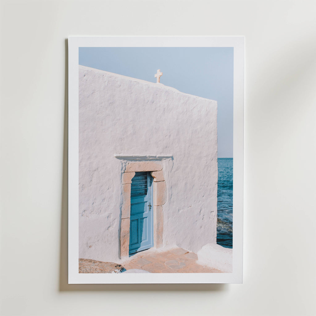 Coastal Chapel Serenity – stilfullt konsttryck från Bozetto, tryckt på matt finpapper