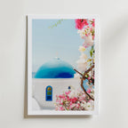 Santorini Bloom Escape – stilfullt konsttryck från Bozetto, tryckt på matt finpapper