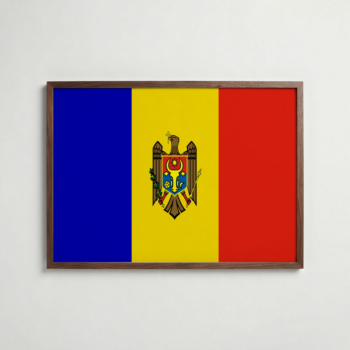 Moldova National Flag Poster i valnötsram – varm konstaffisch för hemmet från Bozetto