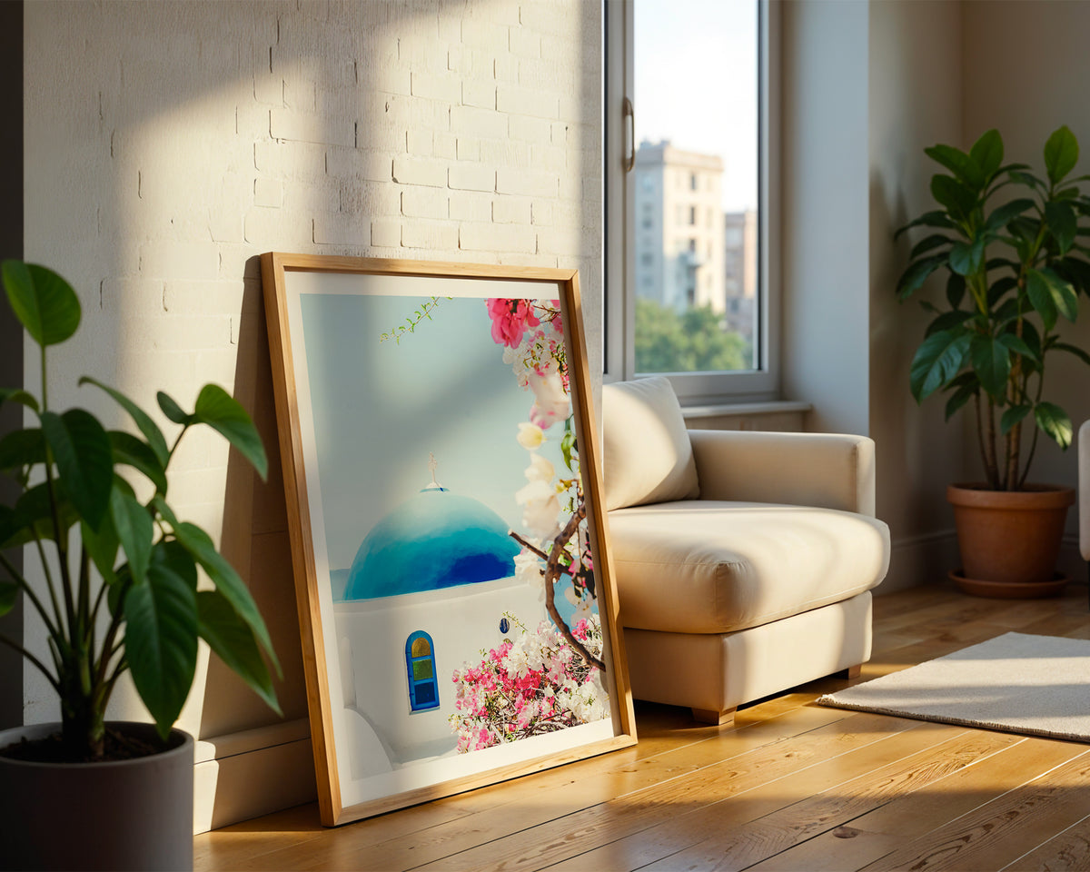Mockup av Santorini Bloom Escape affisch på vägg – köp enkelt hos Bozetto i hög kvalitet