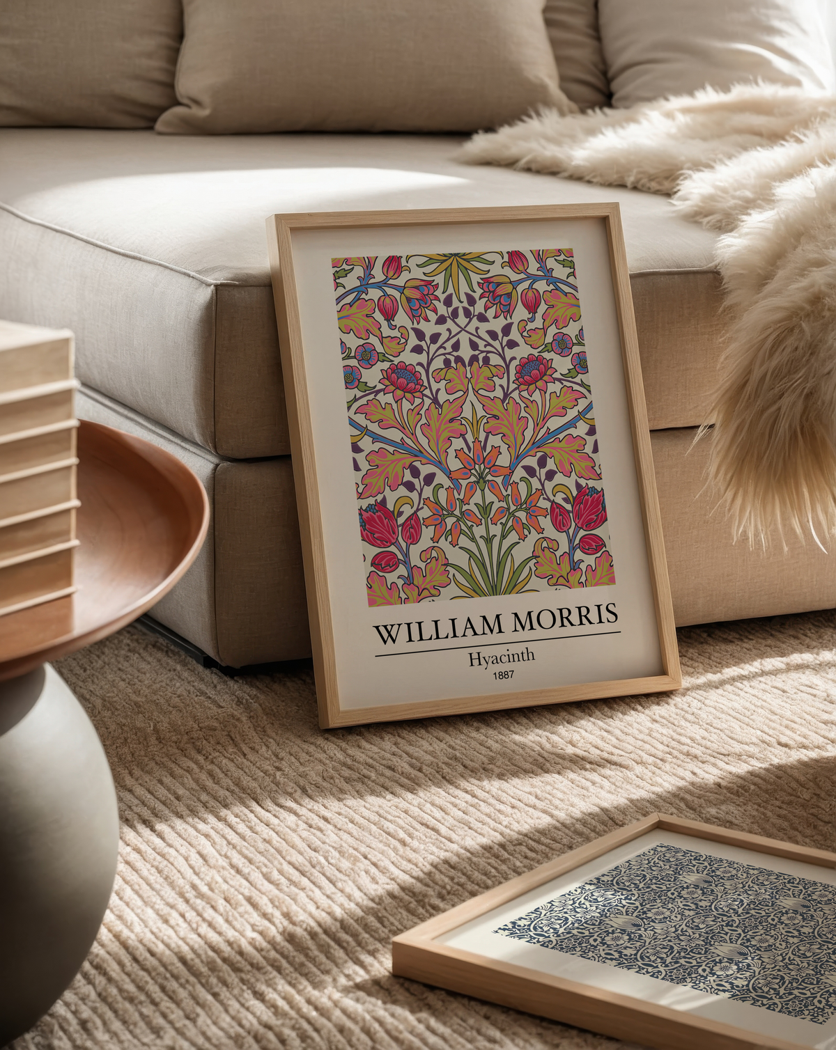 Mockup av William Morris Hyacinth affisch på vägg – köp enkelt hos Bozetto i hög kvalitet