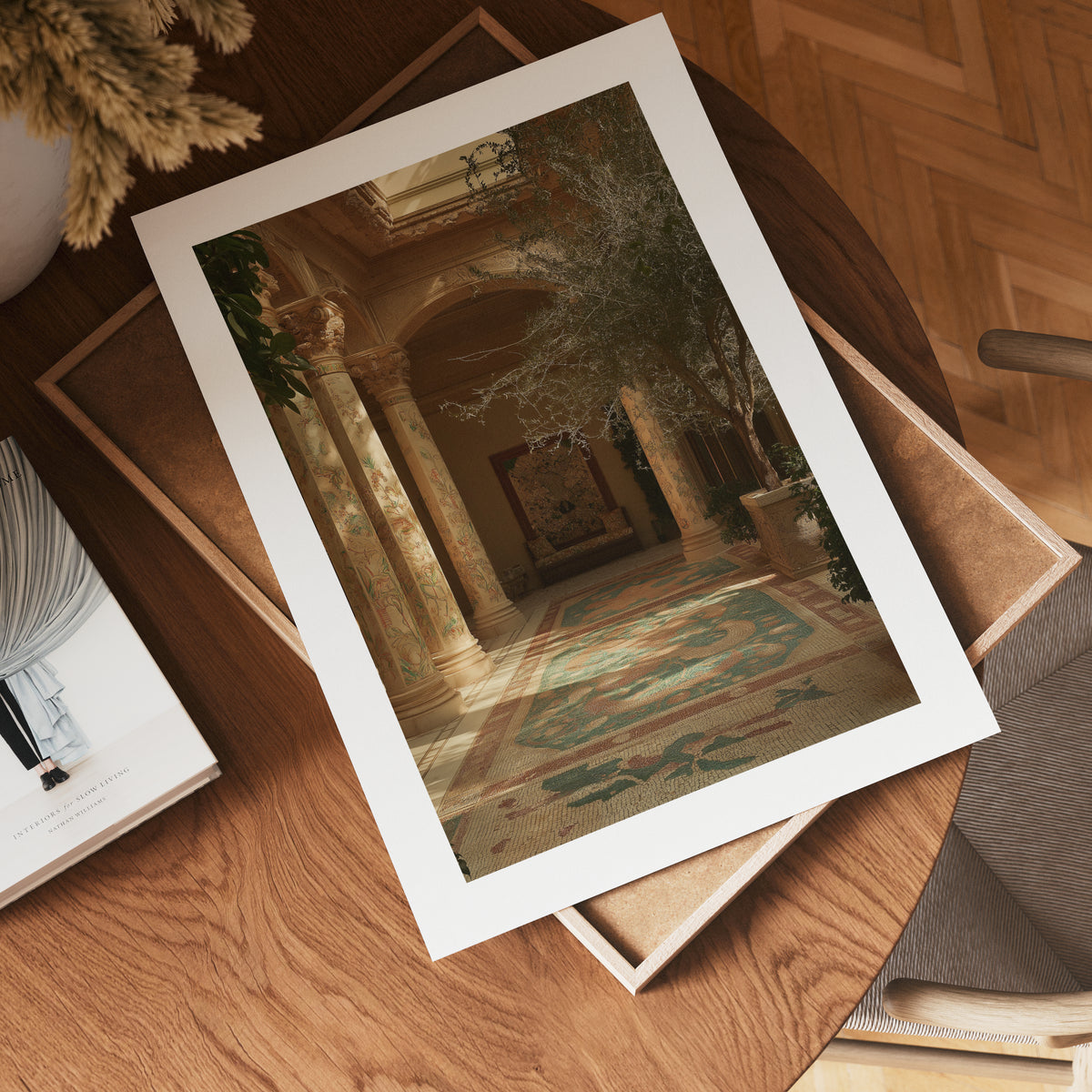 Mediterranean Courtyard Poster – modern konst och stilren konsttryck för hemmet hos Bozetto