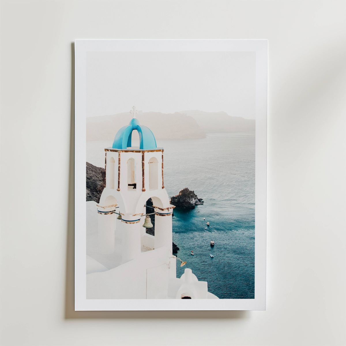 Aegean Cliffside Chapel – stilfullt konsttryck från Bozetto, tryckt på matt finpapper