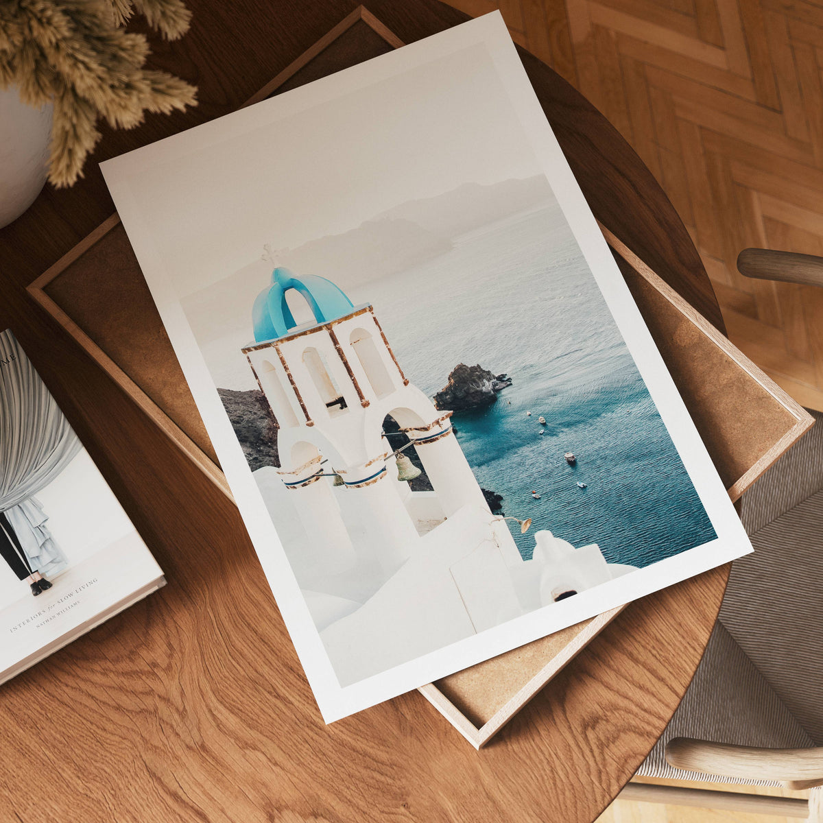 Aegean Cliffside Chapel – affisch med stilfullt motiv från Bozetto i hög kvalitet